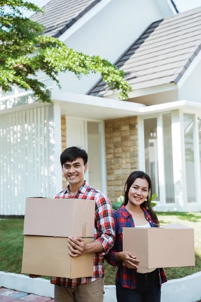 Çift yeni ev tutan karton kutu hareket