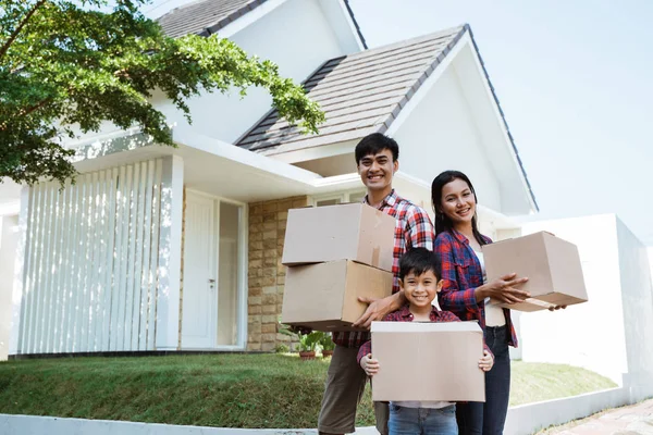 Asiático mudanza a nuevo casa llevar cartulina caja — Foto de Stock