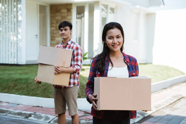 Pareja mudándose a su nueva casa sosteniendo la caja de cartón — Foto de Stock