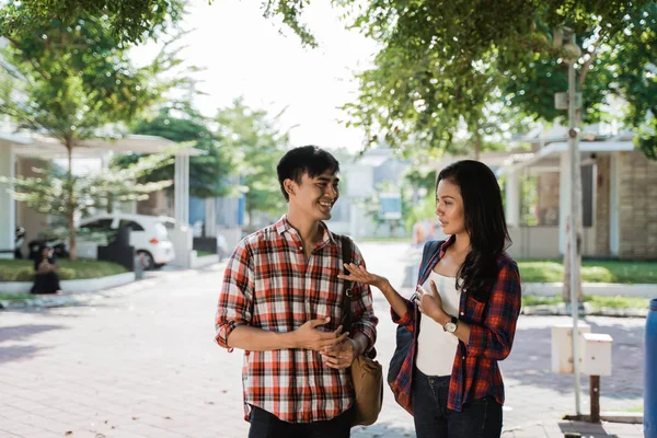 Asya genç erkek ve kadın öğrenci açık