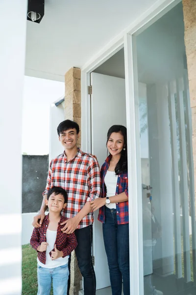 Familia asiática delante de la puerta de su casa — Foto de Stock