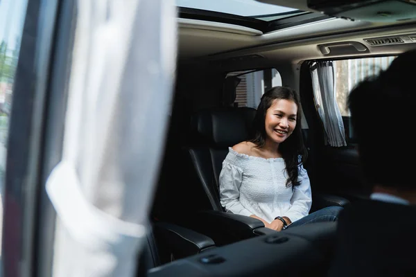 Passageiro feminino conversando com seu motorista no carro — Fotografia de Stock