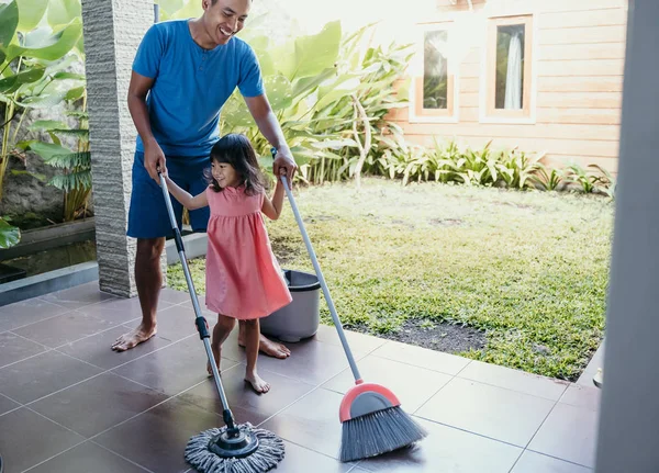 Father and daughter clean up the house — Stock Photo, Image