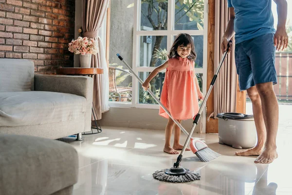 Father and daughter clean up the house — Stock Photo, Image