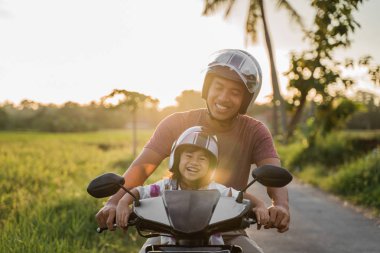 Asya baba ve çocuk binmek motosiklet scooter