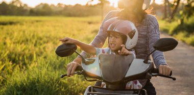 Anne ve çocuk motosiklet scooter sürme zevk