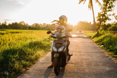 Anne ve çocuğu motosiklet scooter sürme zevk