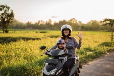Anne ve çocuğu motosiklet scooter sürme zevk
