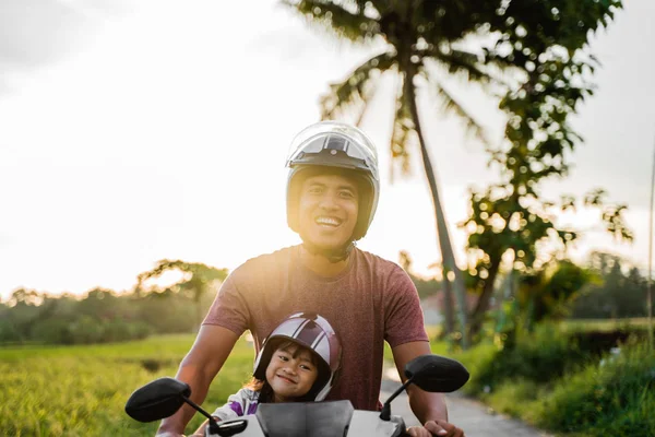 Fahter e il suo bambino godono di guida moto scooter — Foto Stock