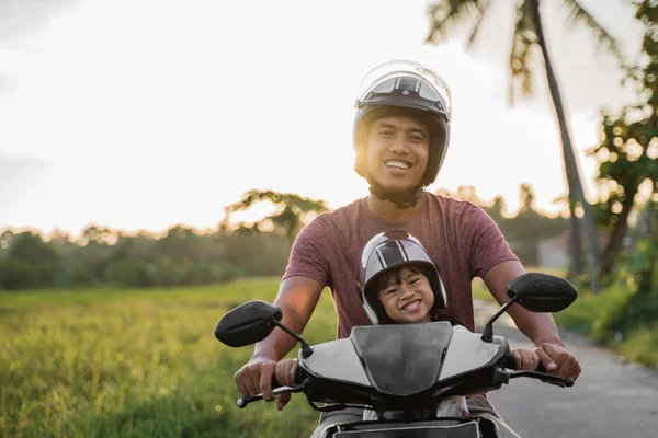 Asiatico padre e bambino corsa moto scooter — Foto Stock