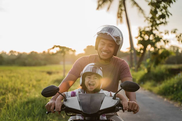 Fahter et son enfant aiment monter scooter moto — Photo