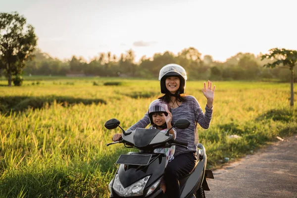 Anne ve çocuğu motosiklet scooter sürme zevk