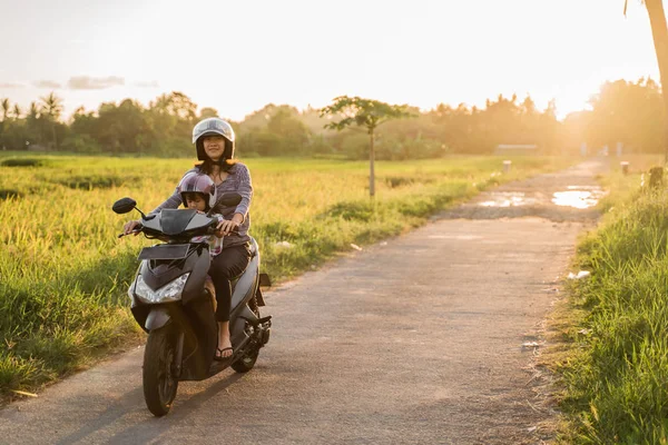 Mama i dziecko cieszyć jazda konna motocykl Scooter — Zdjęcie stockowe