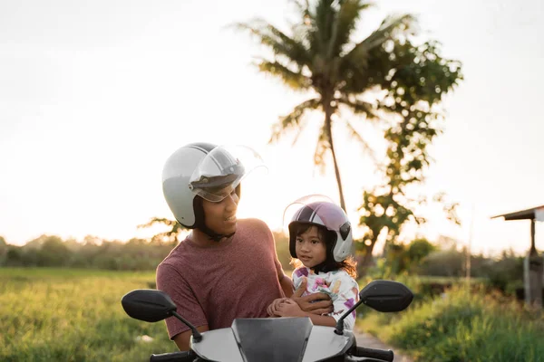 Papa avec fille sur scooter moto — Photo