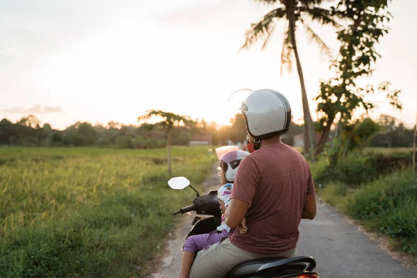 Asiático pai e criança passeio moto scooter — Fotografia de Stock