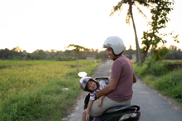 Fahter a jeho dítě si užívají motocyklový skútr — Stock fotografie