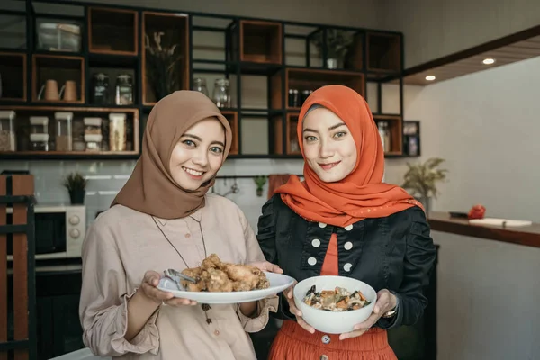 Wanita dengan makanan di dapur — Stok Foto