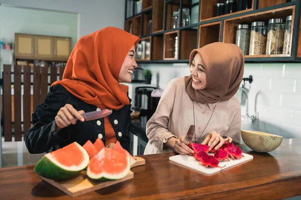 Amiga musulmana preparando un cóctel de postre de frutas — Foto de Stock