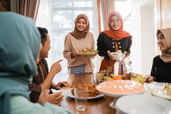 Muslim orang memiliki beberapa makanan bersama-sama — Stok Foto