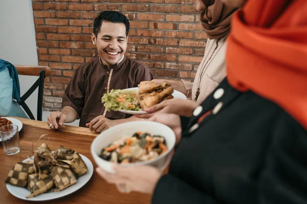 Muslim laki-laki disajikan dengan makanan untuk istirahat berpuasa — Stok Foto