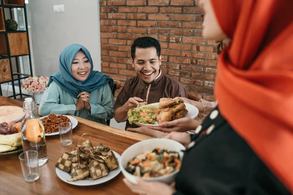 Muslim orang memiliki beberapa makanan bersama-sama — Stok Foto