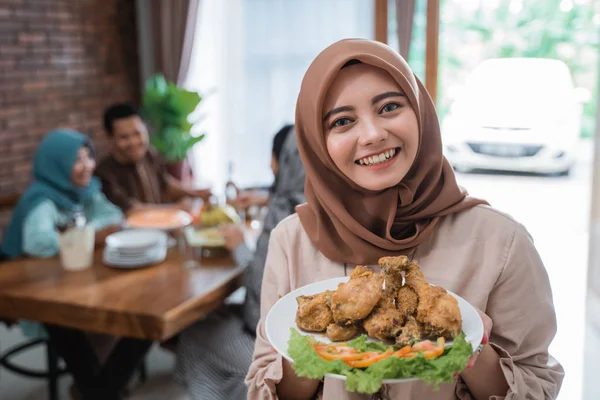 Muslim wanita dengan makanan disajikan untuk keluarga — Stok Foto