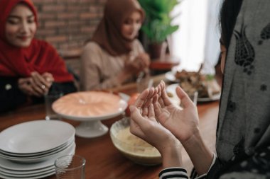 yemeden önce yemek odasında dua el müslüman