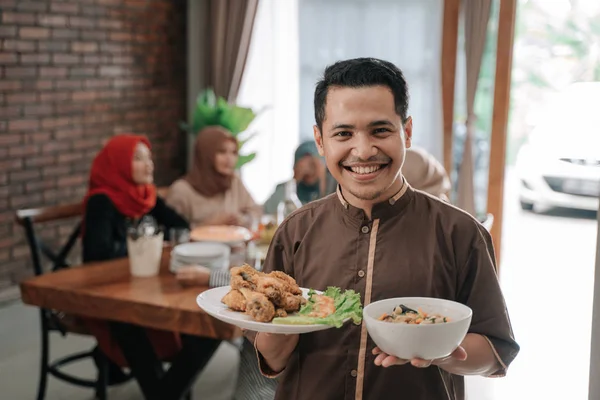 Laki-laki dengan makanan untuk makan malam dengan teman — Stok Foto