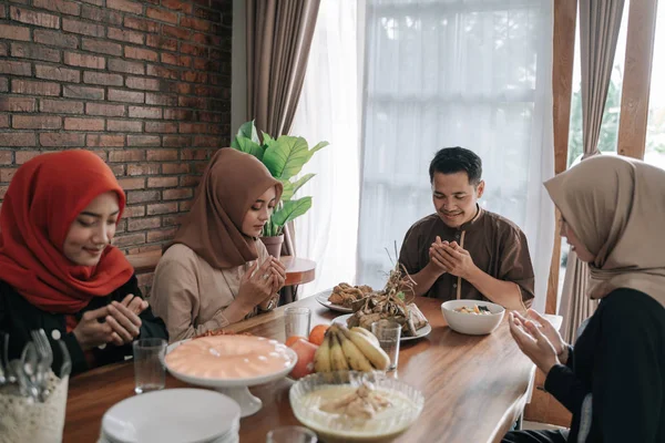 Muslim orang berdoa sebelum memiliki makanan mereka — Stok Foto