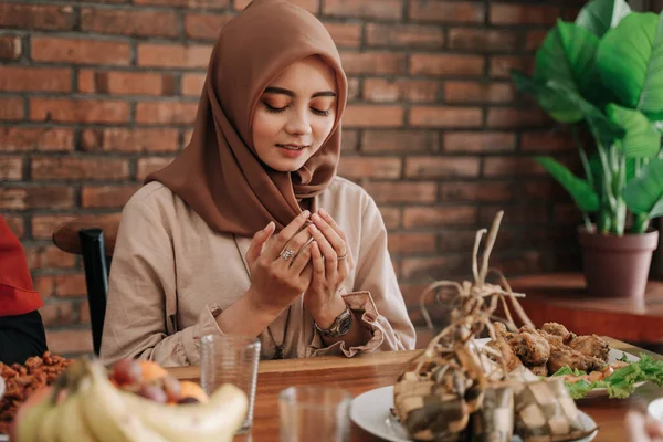 Wanita membuka telapak tangannya dan berdoa sebelum makan — Stok Foto