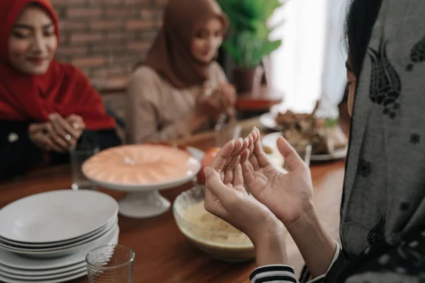 Hand moslim bidden in eetkamer voor het eten — Stockfoto