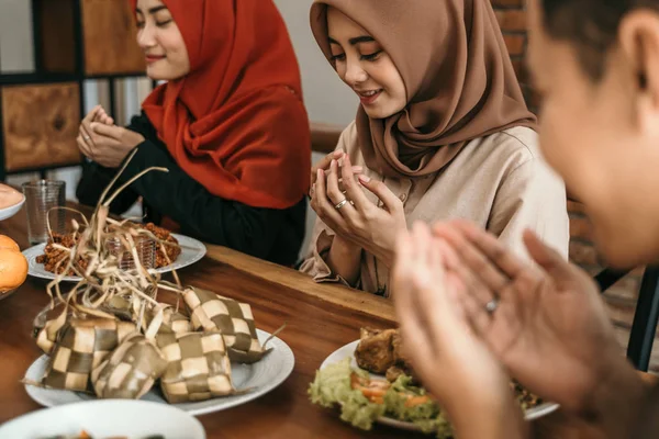 Muslime beten vor dem Fastenbrechen — Stockfoto