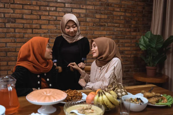 Мусульманская женщина разговаривает друг с другом за ужином — стоковое фото