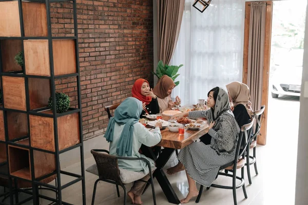 Muslim asia wanita makan siang bersama — Stok Foto