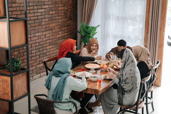 イスラム教徒の家族は一緒に断食を破る — ストック写真