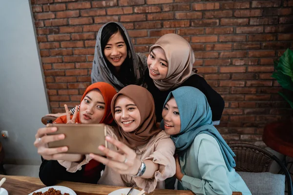 Muzułmańska kobieta ubrana hidżab wziąć selfie razem — Zdjęcie stockowe