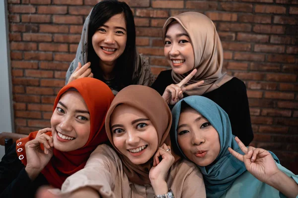 Muzułmańska kobieta ubrana hidżab wziąć selfie razem — Zdjęcie stockowe
