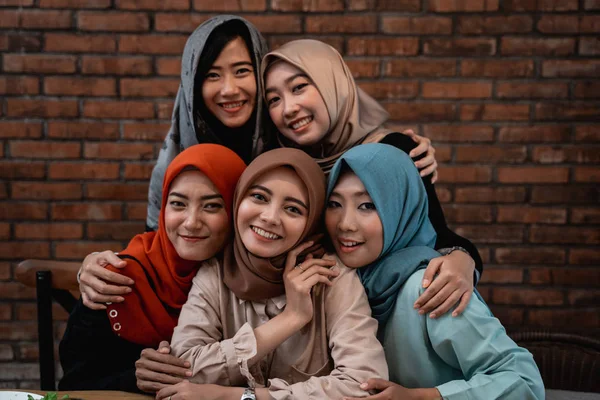 Moslim vriend vrouw met hoofd sjaal — Stockfoto