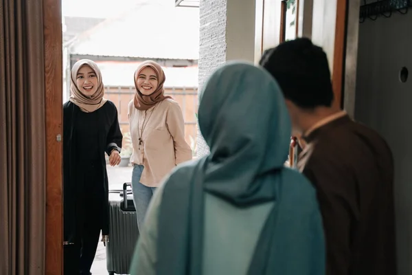 Familia musulmana y amigo abrazar eid mubarak — Foto de Stock