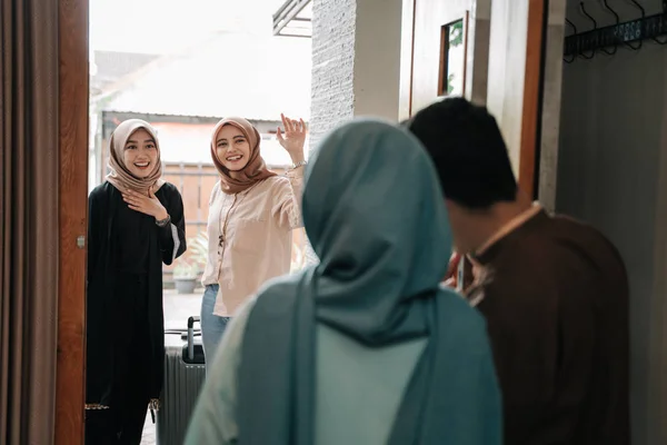 自宅歓迎でイスラム教徒の家族の挨拶 — ストック写真