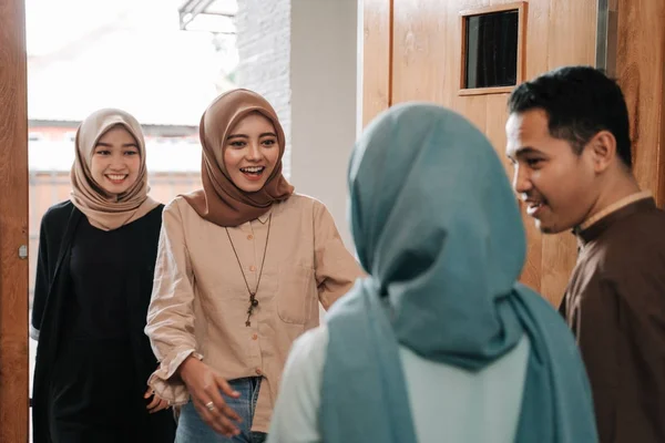 Família muçulmana e amigo abraçar eid mubarak — Fotografia de Stock