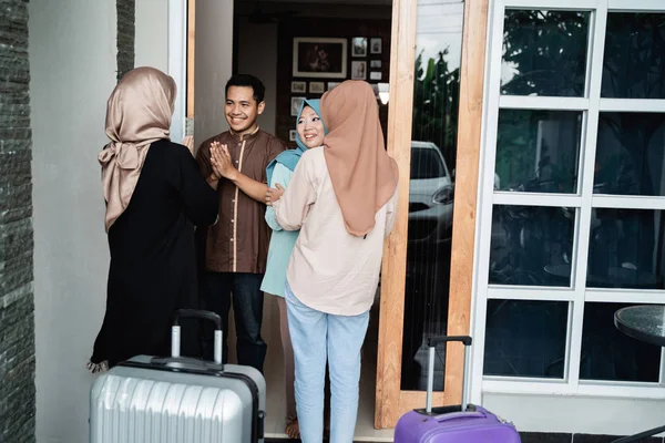 Muslimische Familiengrüße zu Hause — Stockfoto
