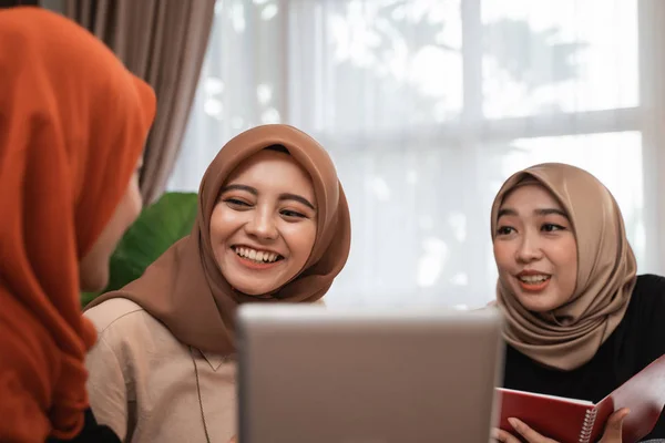 使用平板电脑的穆斯林女人 — 图库照片