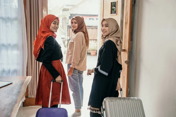 Мусульманская семья с чемоданом готовится к путешествию — стоковое фото