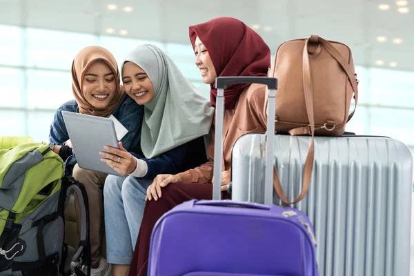 Musulmán asiático mujer amigo sentado en aeropuerto terminal —  Fotos de Stock