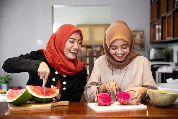 Muslim žena přítel připravuje nějaké ovoce dezert koktejl — Stock fotografie