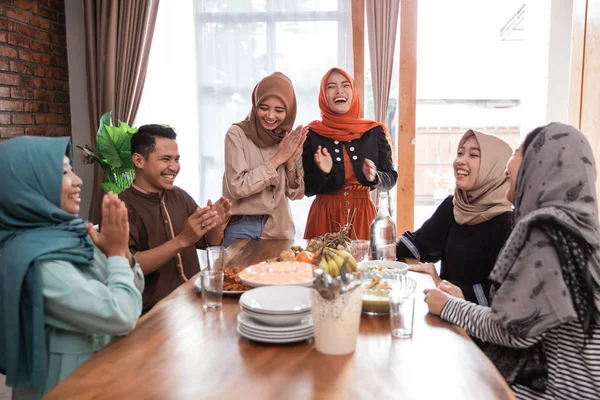 Muzulmán barátja és családja nevetnek együtt, amikor ebéd — Stock Fotó