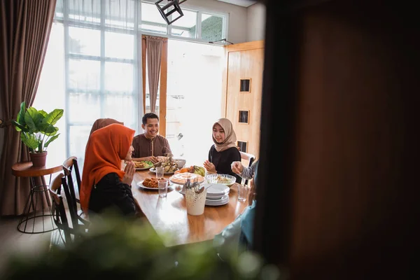 Muslimische Familie bricht gemeinsames Fasten ab — Stockfoto