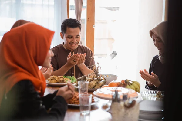 食べ物を食べる前に祈るイスラム教徒の人々 — ストック写真