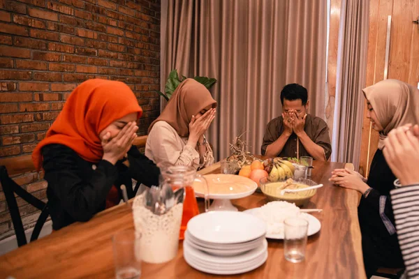 Muslim orang berdoa sebelum istirahat berpuasa makan malam — Stok Foto